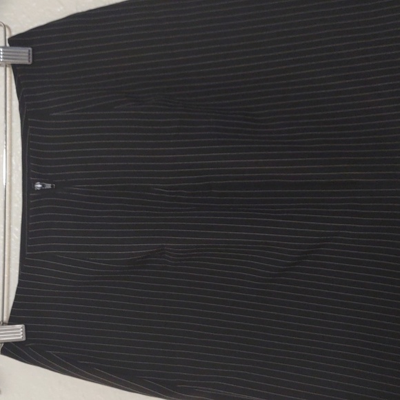 SLIGHTLY USED VICTORIA ASHLEY PIN STRIPE SKIRT WITH DESIGN ON HEM SIZE 5/6 - Picture 6 of 9